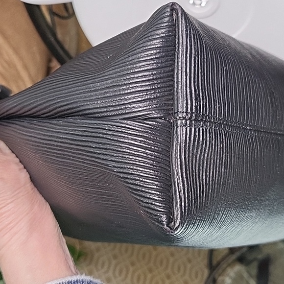 Salvatore Ferragamo Large Black Tote - Picture 13 of 17